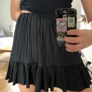 Kjol från zara - Säljer denna kjolen från zara som inte säljs längre. Lånad bild men kan skicka egna bilder. Buda gärna💜