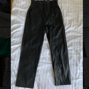 Byxor från Nakd storlek 36 - Svart skin byxor från nakd i storlek 36🖤 använda en gång!