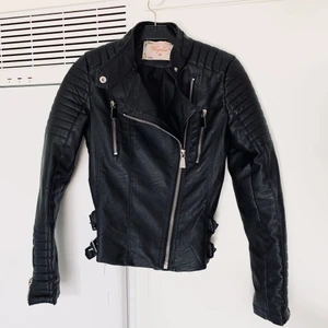 Skinnjacka från Chiquelle  - Skinnjacka från Chiquelle! Str: 36, Modell: Dam, Skick: nyskick (använd 2 gånger) Pris: 500kr. Kvitto finns!  Kolla gärna in mina andra inlägg, Vid intresse av fler varor så fixar jag ett bra paketpris!