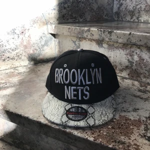Brooklyn keps - En jättesnygg brooklyn keps. Den är justerbar. 8x Först till kvarn 🤎