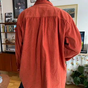 Skjorta i manchester - Orange skjorta i manchester från basic line. Oversize och ganska lång, funkar att ha som ”klänning” om man vill!  