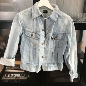 Jeansjacka storlek S - Äldre jeansjacka i storlek S. Mjuk och skön.