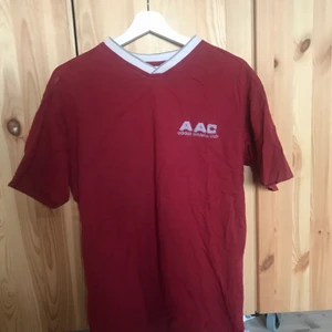 Adidas T-shirt - Mörkröd retro t-shirt från Adidas. Knappt använd. Passar tjej upp till strl L, Kille upp till strl M.