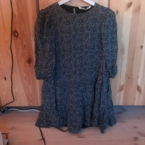 Klänning Zara - Svart klänning med vita prickar från Zara. Aldrig använd, prislapp kvar. Passar en S. Miniklänning, slutar ovanför knäna. Lågt pris pga möts ej upp utan skickar på post och köpare står för frakt! :)