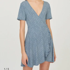 Fin klänning från Pull & Bear i stl M - Helt ny och oanvänd klänning. 