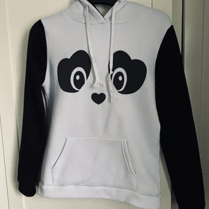 Panda-hoodie - Luddig och använt skick, möjligtvis köpt i emo-butik. Har luva med öron på. 