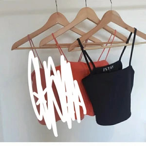 Svart inne - Ett superfint linne som tyvärr är för liten för mig. Kostar 30 kronor plus frakt😊 .