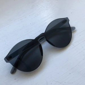 Svarta solglasögon  - Supercoola solglasögon. Knappt använda, jättefint skick. Priset är inkl frakt.