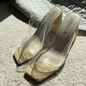 Klackar - Säljer dessa supertrendiga klackarna från Nellys senaste släpp men är redan slutsålda på hemsidan!💕💕 säljer vidare de då de inte riktigt var min smak vilket jag önska för de är perfekta nu inför sommaren, antingen till någon söt klänningen eller några snygga jeans med en topp typ😊 Nypris:500kr💕 klackarna är endast testade men har fått en lite repa på sidan (se sista bilden) men som bara är synlig på nära håll så egentligen ingen fara tycker jag! Hör av er om ni är intresserade eller har några frågor💕 köparen står för frakten☺️