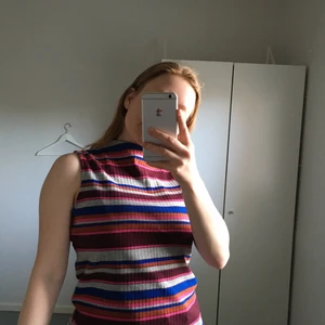 Topp turtleneck - Färgglad oanvänd topp med turtleneck detalj. Så gott som oanvänd ✨