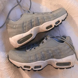 Nike Air Max 95 // strl 37 - Säljer mina fina ljusgröna Nike air max i storlek 37! Kan fraktas, köparen står för frakten (: