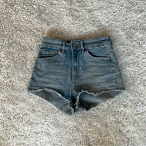 Fins Shorts  - Fina shorts köpta förra sommaren från hm. Dom är tvättade derför ser de skrynkliga ut men de är i jättefint skick! Säljer då dom är för små och så. Det är därför inget fel på dom💗 dom är i storlek 32 vilket motsvarar xs. Skriv privat för fler bilder eller frågor!