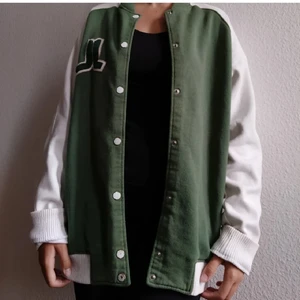 Baseball/Varsity Jacka - Lägger upp igen - Grön o Vit  Baseball / Varsity Jacka från märket WESC, storlek L men passar XS - L  beroende på hur man vill ha den. Jackan är använd en del men fortfarande i fint skick. Pris 175 + frakt eller högsta bud.