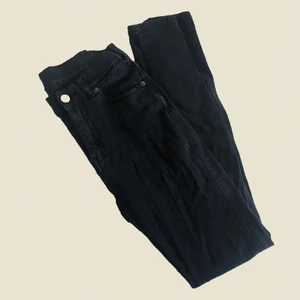 Dr Denim  - 🌟 Nedsatt pris, doneras snart!🌟 Dr Denim modell Lexy svart          🪞 4/5 skick. Minimalt hål på vaden        🏷 Nypris 350kr