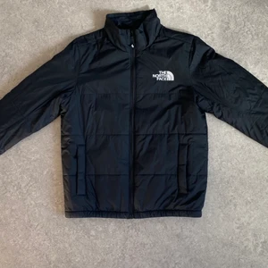 The north face - Jacka - The north face - Gosei puffer jacket. Lättfodrad jacka i storlek M. Passar M/L. Köpt för några veckor sedan men endast använd ett fåtal gånger. Jackan är i nyskick. Nypris 1295kr.