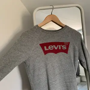 Säljer min gråa Levis tröja i storlek xs, nypris 800kr. Köparen står för frakten, hör av er vid frågor☺️ pris kan diskuteras