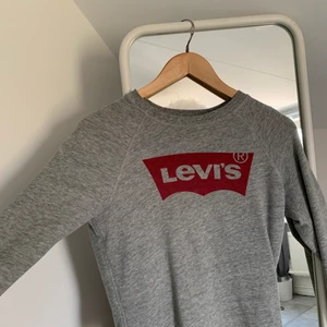 Levis Tröja - Säljer min gråa Levis tröja i storlek xs, nypris 800kr. Köparen står för frakten, hör av er vid frågor☺️ pris kan diskuteras