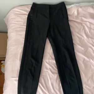 Zara komstymbyxor - Säljer dessa jättefina kostymbyxor ifrån Zara eftersom att de inte passar mig. Använda ett par gånger för rätt så länge sedan men bra skick🤍 Köpare står för frakt💓