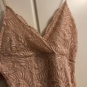 Maxiklänning - Maxiklänning/balklänning. Köpt från Nelly ett tag sen och använd endast en gång. Priset kan diskuteras. Skriv privat för flera bilder❤️