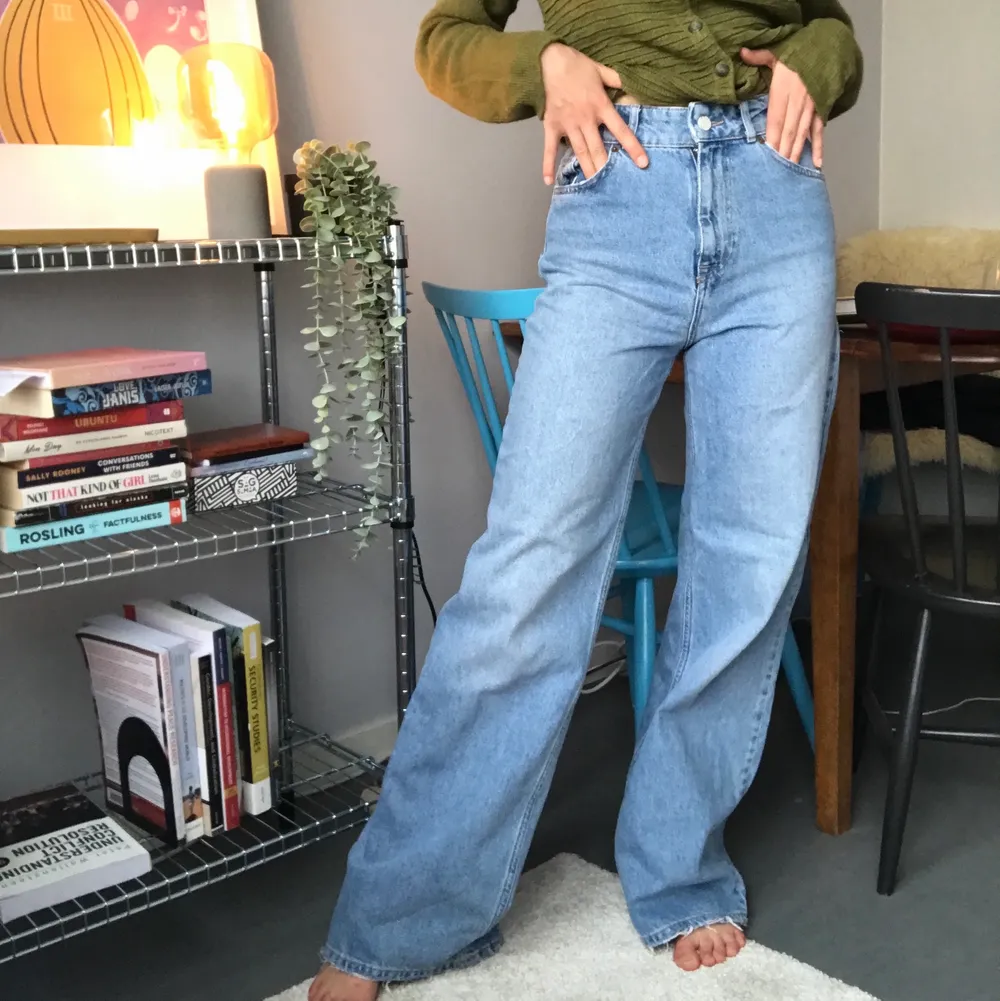 Baggy jeans/wide leg jeans med hög midja. Väldigt smickrande passform. Jeans & Byxor.