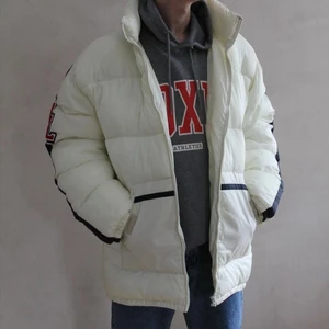 Vit pufferjacka - En vit pufferjacka med texten league på! Mycket bra skick