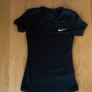 Nike tröja  - Säljer denna Nike PRO t-shirt för att den inte kommer till användning, den är använd men har inga skador. Passformen är tight. Den är köpt för 280 kr och frakt tillkommer💕