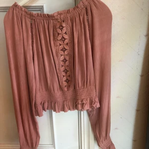 Fin rosa topp från H&M - Rosa topp med fin spets och detaljer, storlek 34, använd 1 eller 2 gånger. 100% polyester 