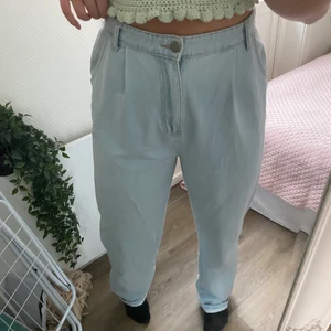 Baggy jeans - Ett par ljusa baggy jeans, tyvärr är dessa ej kommit till användning då de är lite långa för mig som är 173cm. Dom är i storleken 40, men jag skulle säga att de funkar till en storlek större men även mindre (beroende på hur man vill ha passformen)! Väldigt sparsamt använda, skicka pm för fler bilder💕