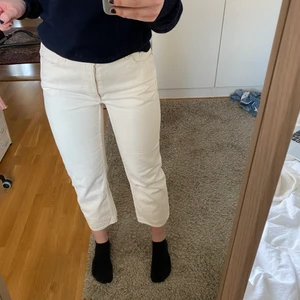 Perfekta vita raka byxor - Supersnygga croppde vita raka byxor! En perfekt gräddvit färg till sommaren!