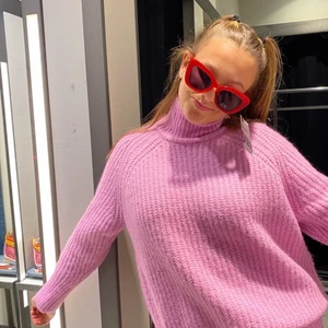 Stickad tröja!💗 - Säljer min älskade stickade tröja från zara pga får inte användning av den! Den är endast använt ett fåtal gånger och är därmed i mycket bra skick💗💗köparen står för frakt🥰Den är lite oversized i modellen så passar allt från xs-l skulle jag säga!