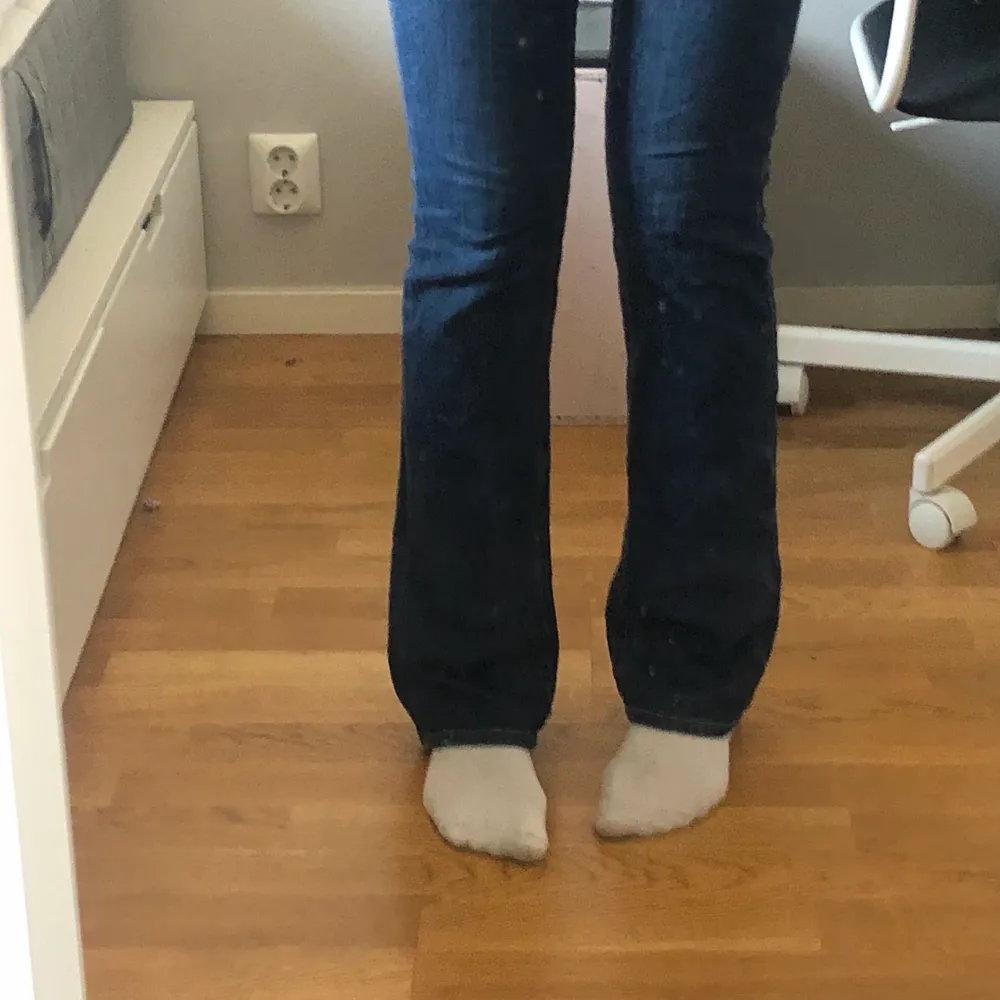 Säljer dessa super fina true religon jeans de är bootcut och i en jätte snygg blå färg. De är i storleken 26 och de passar mig som har xs-s❤️. Jeans & Byxor.