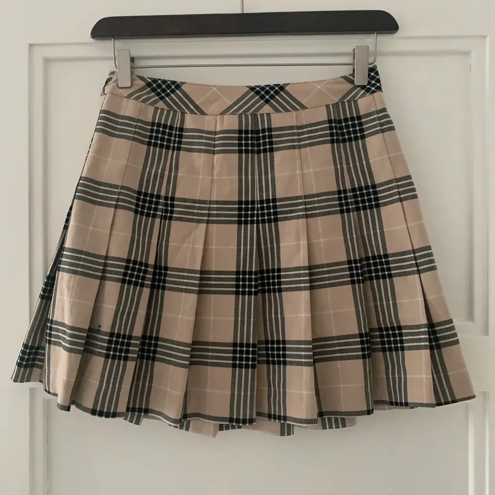 Supersöt kjol från H&M! Plagget är i superbra skick och knappt använd då den är lite för liten för mig! Så fina färger till våren! Frakten ligger på 48kr och betalas av köparen 💖. Kjolar.