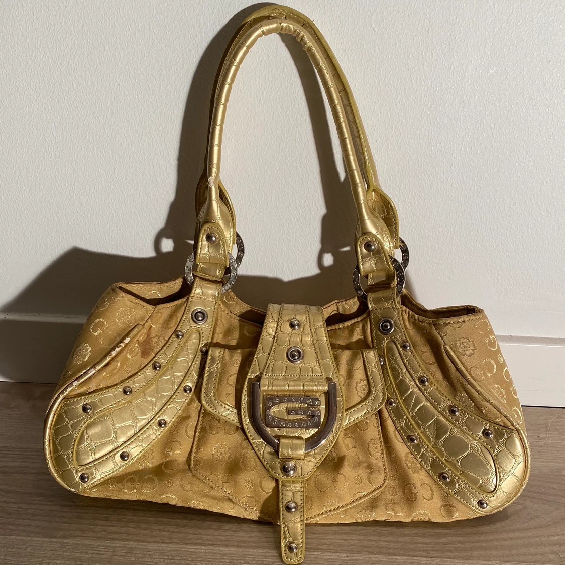 Guldig Guess väska!