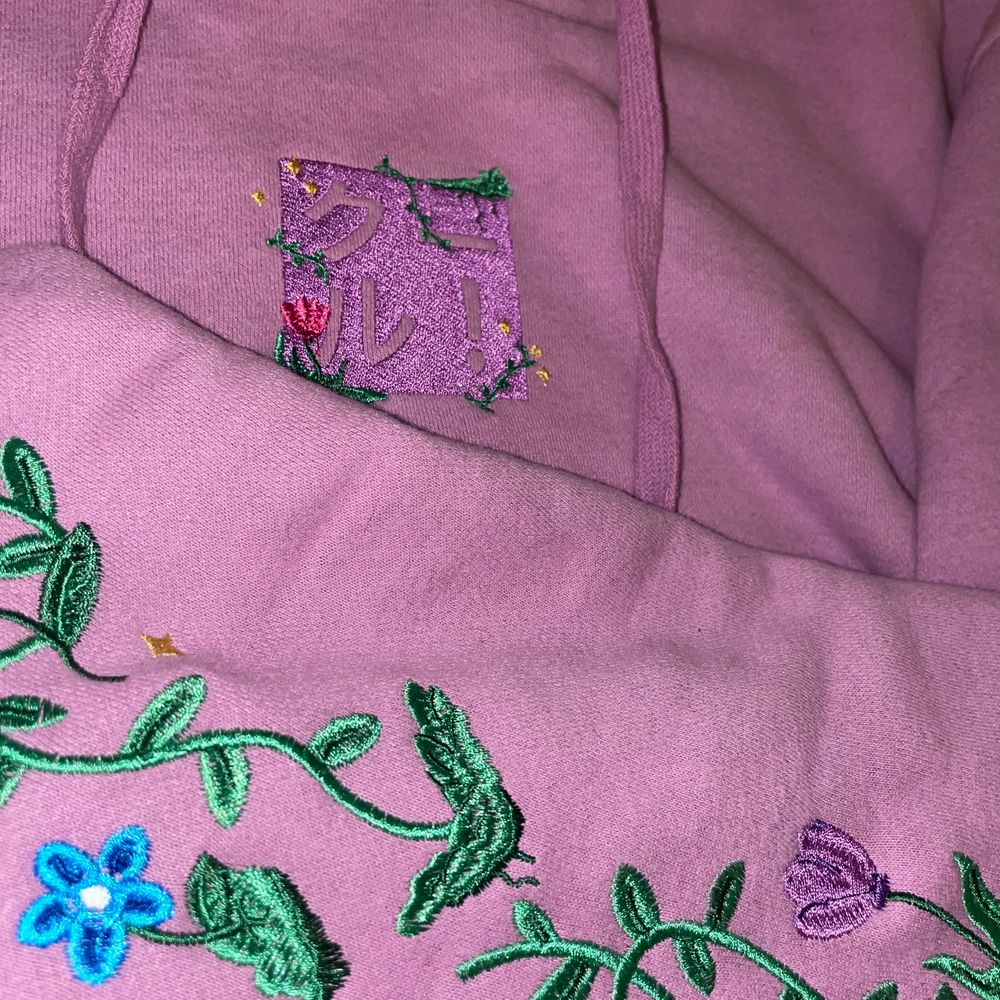 Jättefin och snygg mysig lila hoodie med broderat blom-mönster på armarna och broderad logga i mitten. Köpt från shirtz.cool, änvänt 2 gånger och ser helt ny ut. Köptes för 490kr, säljer för 150kr + frakt 💜. Huvtröjor & Träningströjor.