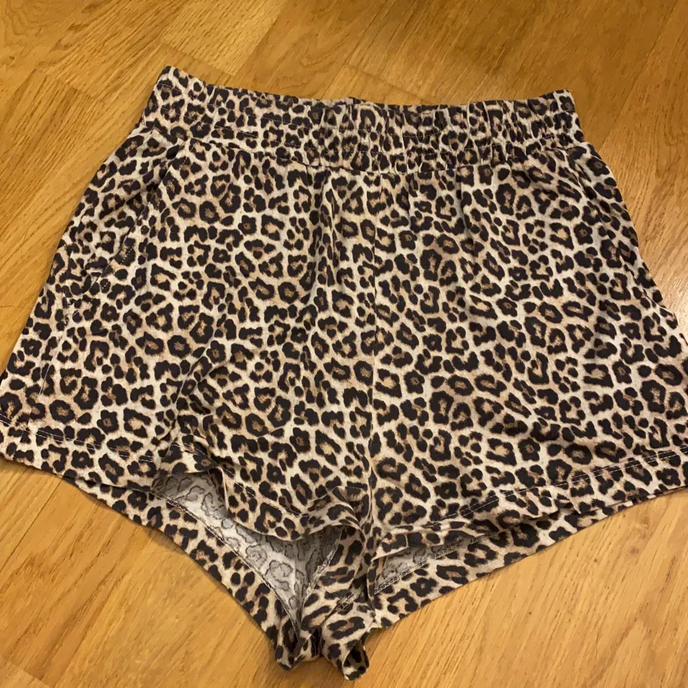Säljer mina mysiga leopard shorts. Strl. XS. Fint skick. Katt finns i hemmet. Frakt betalas av köparen . Shorts.