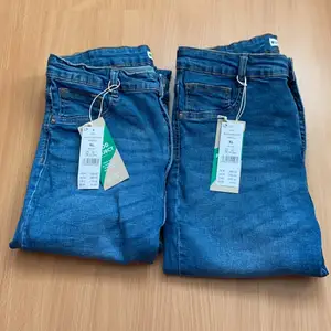 Säljer 2st Jeans från Gina tricot, ” Molly highwaist Jeans Midblue g” i storlek XL/ dessa är helt oanvända! Prislappen kvar! Köptes i februari i år. Säljer för 299kr för ett par och båda för 598kr+ frakt som köparen står för! Skriv för fler bilder om du v