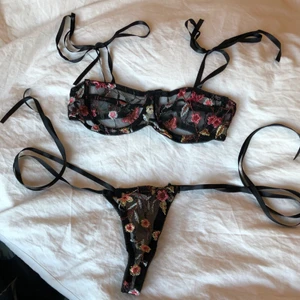 Underklädes set - Säljer ett sexigt och helt oanvänt underklädes set. Jätte fina broderade blommor och banden är knytbara både på trosorna och BHn. Underkläderna är i storlek S men BHn är mer en XS. Trosorna är ENDAST prövade ovanför ett par byxor. 👙😍😊🙂😀