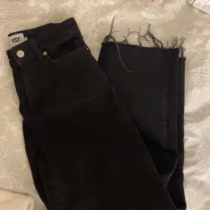Svarta mom jeans från lager 157! Storlek XSS men skulle säga att de passar både XS och XSS. Använda fåtal gånger! Om du är intresserad kan jag skicka hur de ser ut på💓nypris: 300kr