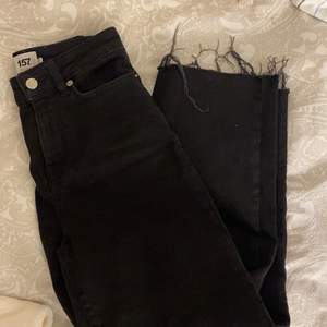 Svarta mom jeans från lager 157! Storlek XSS men skulle säga att de passar både XS och XSS. Använda fåtal gånger! Om du är intresserad kan jag skicka hur de ser ut på💓nypris: 300kr