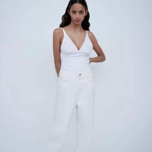 Vit draperad body från Zara - Oerhört snygg body med drapering som funkar till allt från vardag till fest! Denna är helt ny men tyvärr för liten för mig så den är aldrig använd:/ Nypris: 299kr