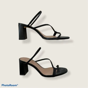 Klackskor från Zara, stl 26💕☀️ - Säljer mina klackskor från Zara, köpta förra året, väldigt sköna!! Storlek 36, säljer då de inte längre passar mig.💕🥺 sparsamt använda och fortfarande jätte fin kvalitet!! Frakt ingår ej tyvärr. Budgivning om flera är intresserade🥂