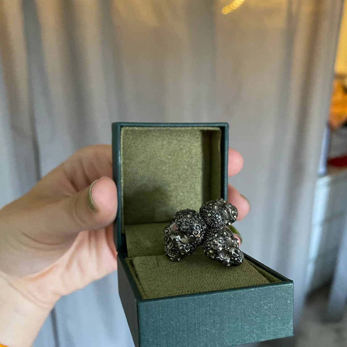 Cool ring med döskallar  - 90