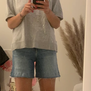 Jeansshorts - Säljer ett par något längre jeansshorts från HM, dem är highwasted men syns bara om man har en jättekort tröja, skulle gissa att dem va jeans innan och är avklippta nu, köpta second hand