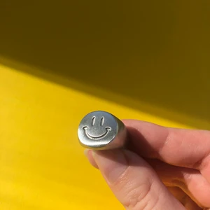 Klackring  - En klackring med smiley på (finns i storlek 6, 8, 9, 10, 11, 12, 13). Säljs i mitt UF-företag (@uf.smile på instagram) och 20% av vinsten skänker vi till organisationen Tilia som arbetar med ungas psykiska ohälsa :)