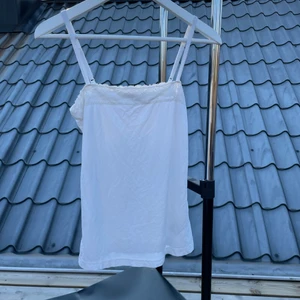 Vitt linne - Linne från Esmara i storlek 36 / 38, vilket motsvarar ungefär storlek S. Aldrig använts utanför hemmet, utan mer som pyjamas. Fortfarande i bra skick! Axelbanden går att justera. Möts upp i Ljungby eller fraktar för 51 kr (endast spårbart)