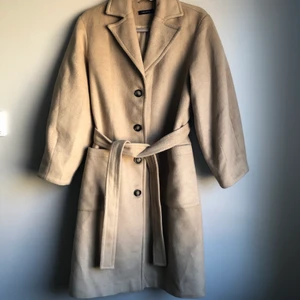 Kappa - Beige kappa från Nakd, finns ej att köpa längre. Väldigt sparsamt använd. Fin beige färg med ballongärm. Strl 36 men passar även 38.