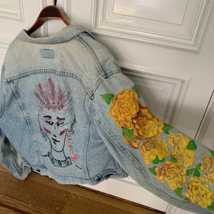Levis jeans jacka - Intressekoll på världens coolaste bösta najsigaste jeansjacka. Så snygg oversized, jag skulle säga en stor strl M. Trycket på ryggen är medköpt medans blommorna på höger arm är ditmålad och ej vattenfast. 