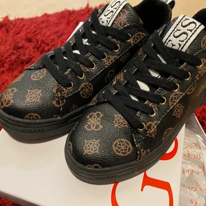 Guess skor storlek 36 - Säljer min Guess skor som jag hade ute en gång 