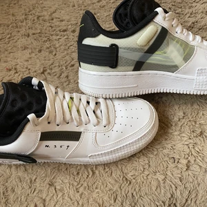 Nike Air Force 1 Type Volt, storlek 40 - Vit force 1 type volt i storlek 40. Super fina skor men tyvärr fel storlek för mig. Använda en gång och därav minimalt slitage. Går inte att köpa i butik längre (limited edition). Går även att frakta.