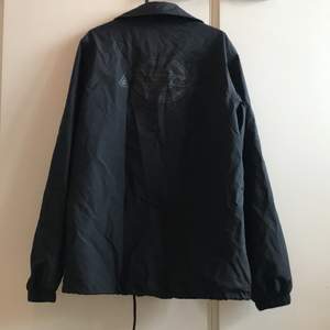 Svart skjortjacka från Dickies med tryck på baksidan                                  Storlek: M                                                                Nypris: 599 kr